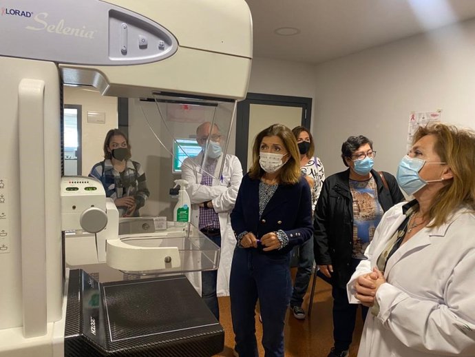 La delegada de Salud y Consumo, María Jesús Botella, visita el Hospital Valle del Guadiato.