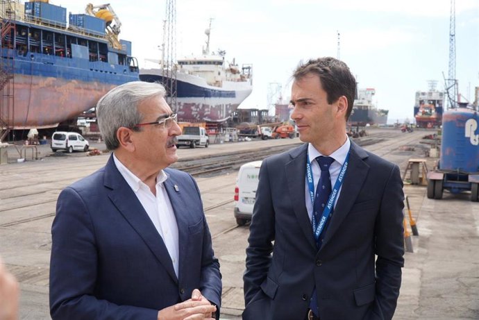El vicepresidente canario y consejero de Hacienda, Presupuestos y Asuntos Europeos del Gobierno canario, Román Rodríguez, junto all presidente de Astilleros Canarios (ASTICAN), German Suárez