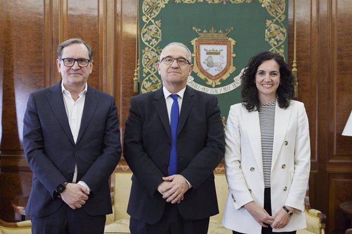 El alcalde de Pamplona, Enrique Maya, con el resto de participantes en el acto de firma del convenio con la Universidad de Navarra