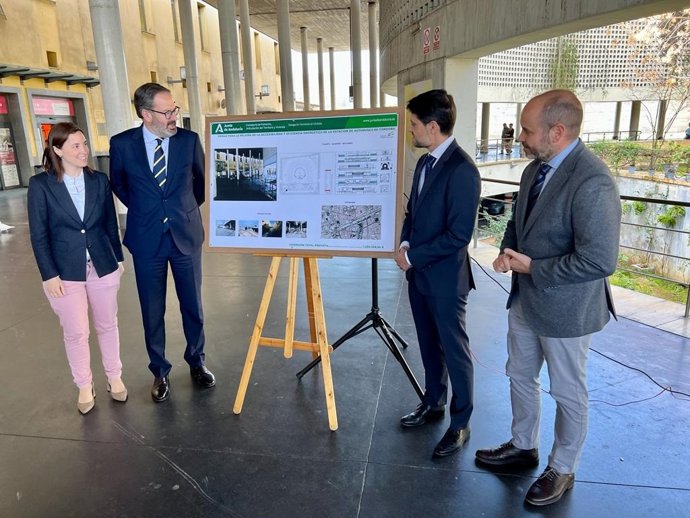 Gutiérrez (2 dcha.) con Casanueva y Molina (izda.), en la presentación del proyecto en la Estación de Autobuses de Córdoba.