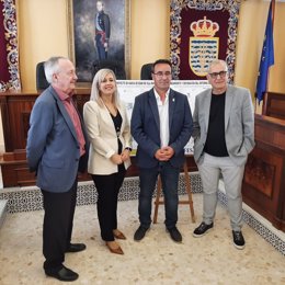 La subdelegada en funciones del Gobierno en Sevilla, Isabel Mayo, el presidente de la Confederación Hidrográfica del Guadalquivir (CHG), Joaquín Páez, el gerente de Aljarafesa, Pedro Rodríguez, y el alcalde de Isla Mayor, Juan Molero.