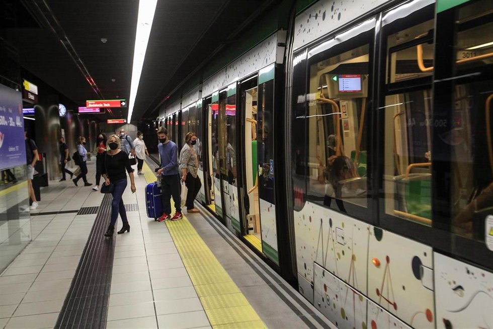 Archivo - Pasajeros del metro de Málaga, en una imagen de archivo