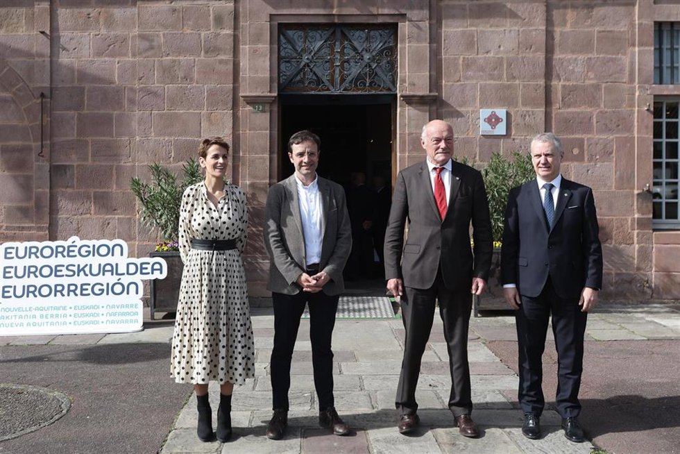 La presidenta Chivite; el alcalde de San Juan de Pie de Puerto, Laurent Inchauspe; el presidente del Consejo Regional de Nueva-Aquitania, Alain Rousset, y el Lehendakari de la Comunidad Autónoma del País Vasco, Iñigo Urkullu