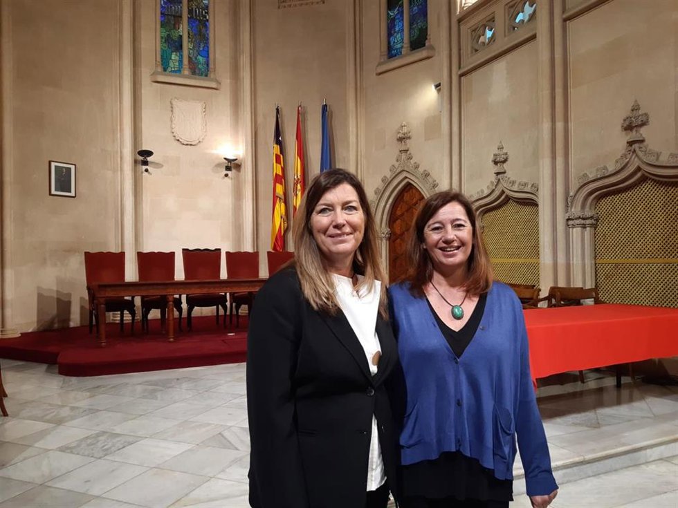Archivo - La presidenta del Govern, Francina Armengol, y la consellera de Salud y Consumo, Patricia Gómez.