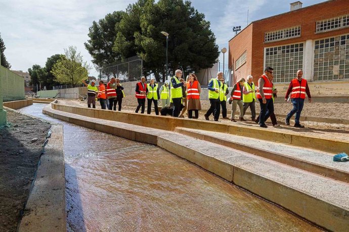 La calle Hayedo toma forma con la creación del nuevo andador peatonal y la canalización de la acequia