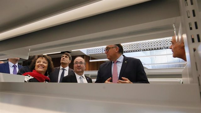 El ministro de Cultura y Deporte, Miquel Iceta, en la Biblioteca Pública del Estado, con el consejero de Turismo, Cultura y Deporte, Arturo Bernal; el delegado del Gobierno en Andalucía, Pedro Fernández, y la subdelegada, Rafaela Valenzuela.