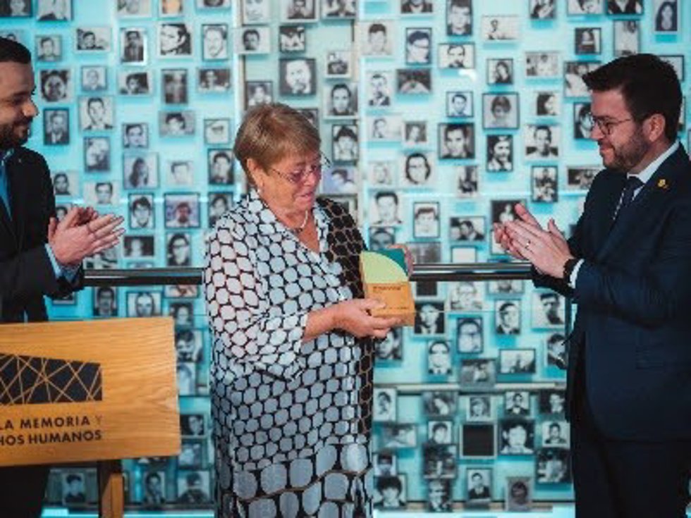 El presidente de la Generalitat, Pere Aragons, otorga a la expresidenta de Chile Michelle Bachelet el XX premio Joan Alsina de Derechos Humanos de Casa Amrica Catalunya, en Chile.