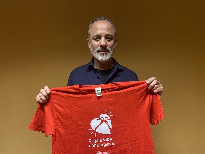 Javier Guiérrez mostrando la camiseta de la donación.