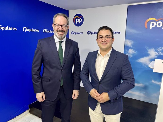 El alcalde de El Guijo, Jesús Fernández (dcha.) y el presidente del PP de Córdoba, Adolfo Molina.