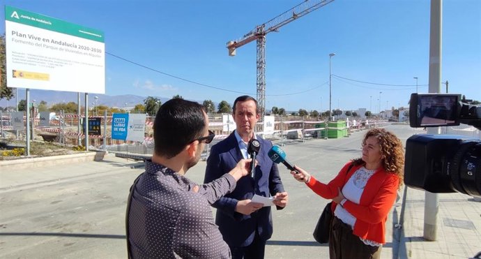 El subdelegado del Gobierno en Almería, José María Martín, atiende a los medios