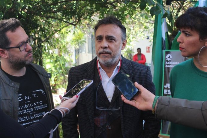 El candidato de Adelante Andalucía a la Alcaldía de Jerez de la Frontera, Carlos Fernández, atendiendo a los periodistas