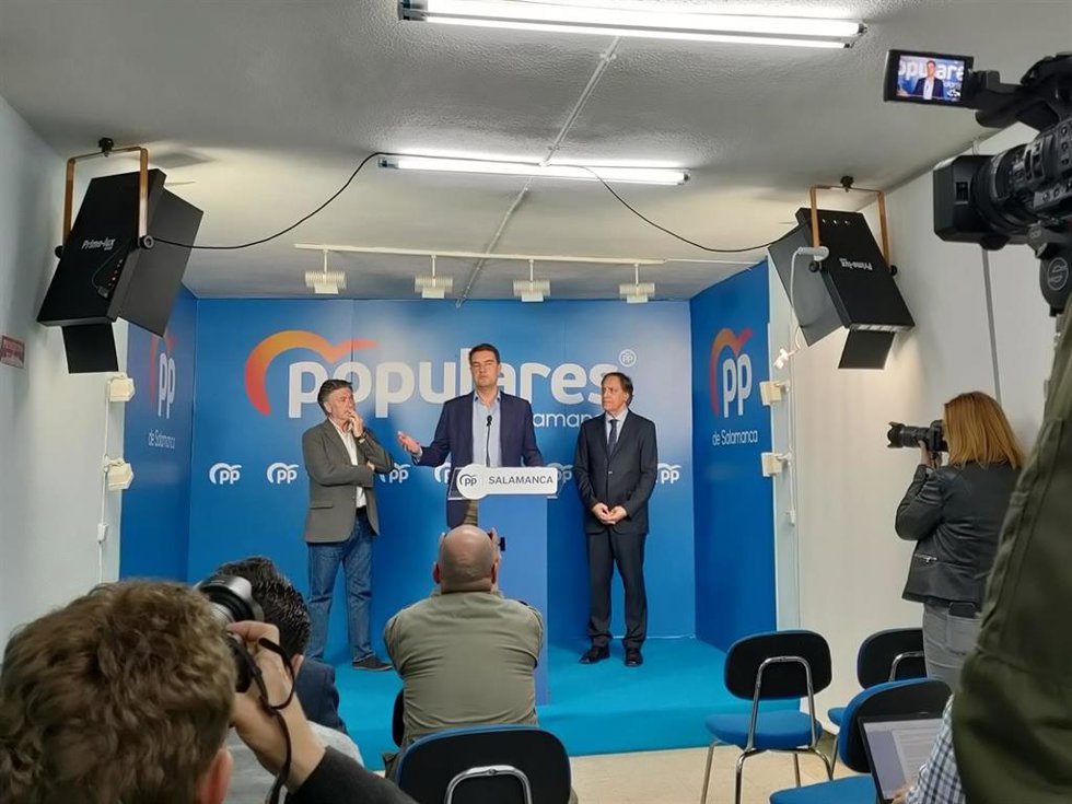 El coordinador de campaña del PPCyL, Ángel Ibáñez, centro, en la sede del PP de Salamanca.