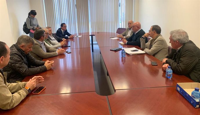 El candidasto del PP a la Alcaldía de Valladolid, Jesús Julio Carnero (tercero por la derecha), mantiene una reunión con directivos de la Asociación de Empresarios del Polígono de San Cristóbal.