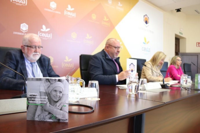 Momento de la firma del convenio entre Torralbo y Cabanas en el Rectorado.