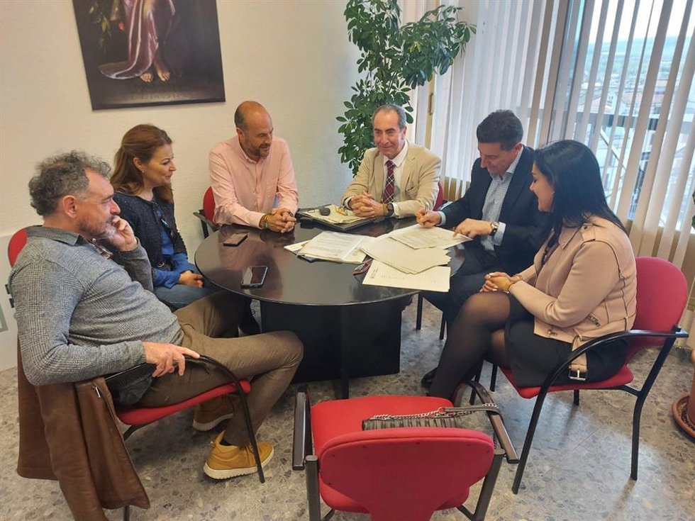 El momento de la firma del acuerdo entre el Ayuntamiento y Hostecor.