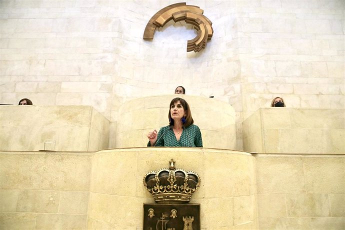 Archivo - La consejera de Economía y Hacienda del Gobierno de Cantabria, Ana Belén Álvarez, en el Parlamento. Foto de archivo