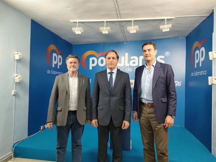 El presidente del PP de Salamanca, Carlos García Carbayo (centro), junto al secretario autonómico del PPCyL, Francisco Vázquez (i), y el coordinador autonómico de campaña del PPCyL, Ángel Ibáñez (d), en la sede del PP de Salamanca.