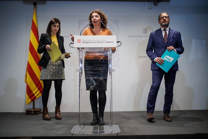 (I-D) La portavoz parlamentaria de ERC y secretaria general adjunta de ERC, Marta Vilalta; la diputada de la CUP Montserrat Vinyets y el portavoz de Junts en el Parlament, Josep Rius, durante una rueda de prensa de los diputados que forman la delegación