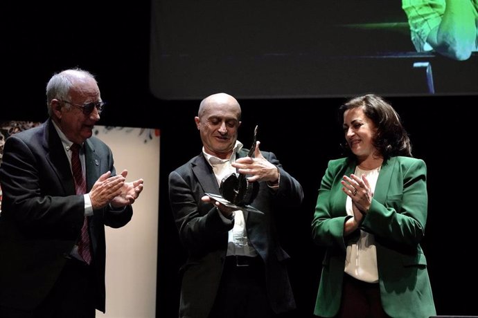 El actor, payaso y escritor riojano, Pepe Viyuela, ha recibido, de manos de la presidenta del Gobierno regional, Concha Andreu, y del consejero de Cultura, Pedro Uruñuela, el Galardón de las Artes y la Cultura de La Rioja 2023