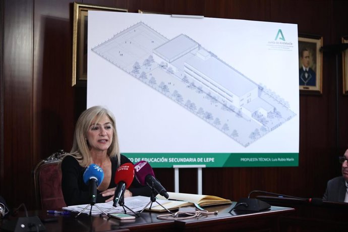 La consejera de Desarrollo Educativo, Patricia del Pozo, en Lepe.