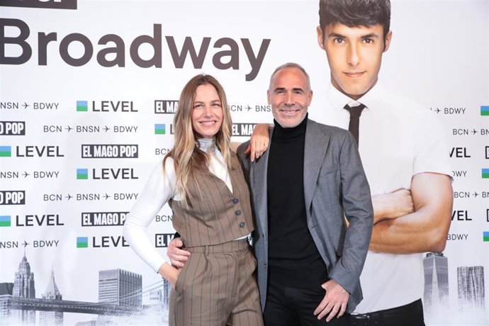 La modelo Martina Klein y el extenista Álex Corretja en la "función especial" de El Mago Pop en el Teatre Victria de Barcelona.