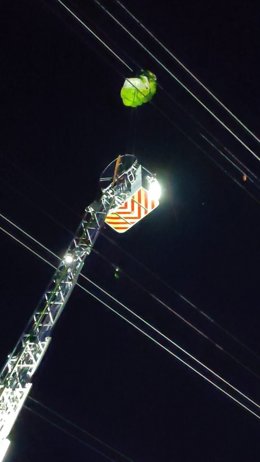 Autoescala utilizada por los Bomberos de la Comunidad de Madrid para rescatar al parapentista.
