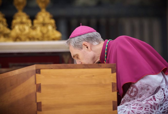 Archivo - 05 January 2023, Vatican, Vatican City: Georg Gaenswein, archbishop of the Curia and longtime private secretary to the late Pope Emeritus Benedict XVI, kneels at the coffin of the late Pope Emeritus Benedict XVI before the start of the funeral