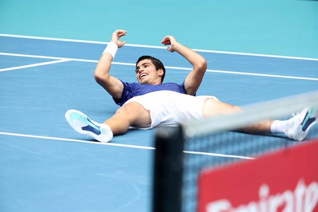 Archivo - 03 April 2022, US, Miami Gardens: Spanish tennis player Carlos Alcaraz celebrates after defeating Norway's Casper Ruud in their men's singles final match of the 2022 Miami Open presented by Itau at Hard Rock Stadium. Photo: -/SMG via ZUMA Press 