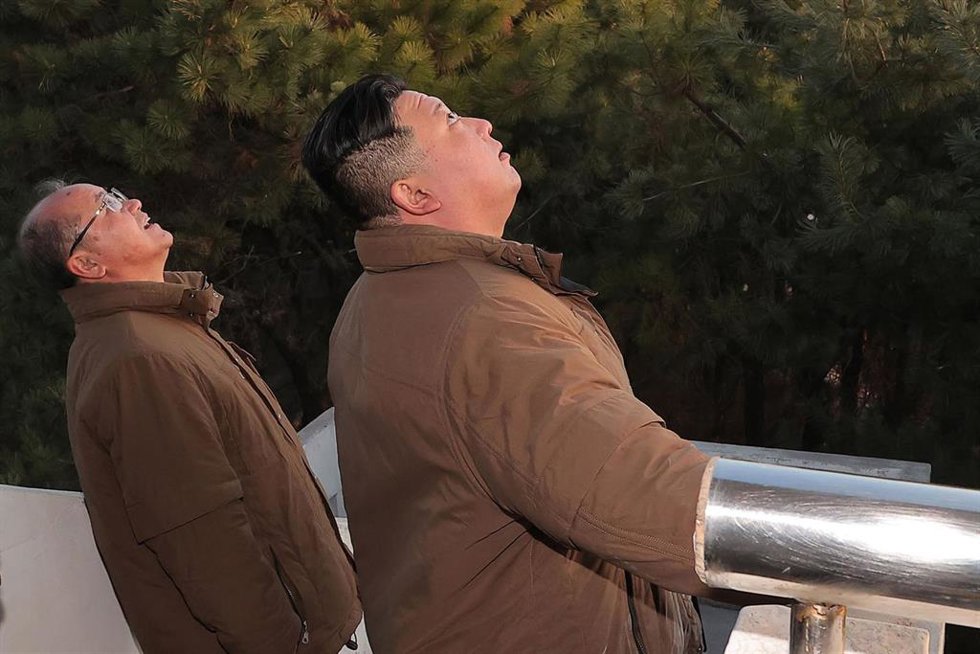 Kim Jong Un durante el lanzamiento de un misil de entrenamiento en Pyongyang