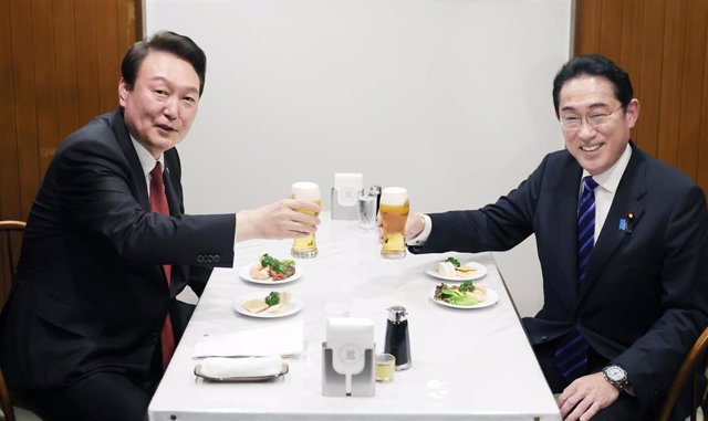 El presidente de Corea del Sur, Yoon Suk Yeol, y el primer ministro de Japón, Fumio Kishida, en Tokio
