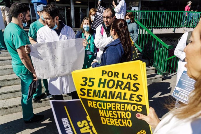 Varios médicos con pancartas protestan durante una concentración a las puertas del Hospital 12 de octubre