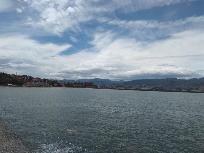 Archivo - Nubes sobre el litoral vasco.