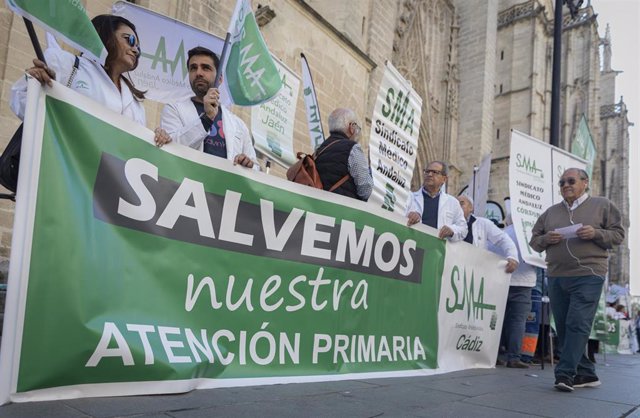 Médicos de Atención Primaria en la concentración de este pasado lunes 20 de marzo a las puertas de la sede del SAS, en la avenida de la Constitución de Sevilla. 