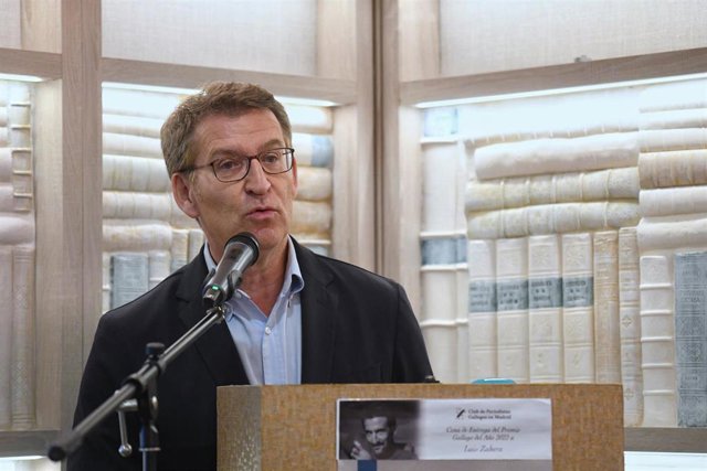 El presidente del Partido Popular, Alberto Núñez Feijóo, asiste a la entrega del Premio Gallego del Año 2022 a Luis Zahera, en el Café Varela, a 16 de marzo de 2023, en Madrid (España).