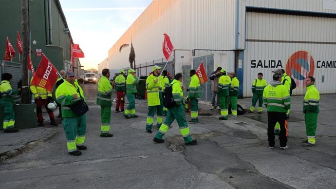 Podadores de Palma se dirigen a la Dirección de Trabajo para exigir su mediación en el conflicto laboral.