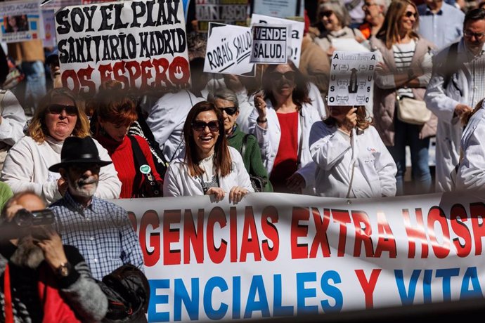 Varias personas se manifiestan en la 98 Marea Blanca por la Sanidad Pública