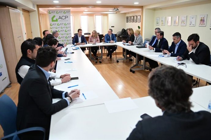 La consejera de Fomento, Articulación del Territorio y Vivienda, Marifrán Carazo, ha mantenido una reunión en la sede de la Asociación de Constructores y Promotores de Granada (ACP) con el sector nacional y andaluz.