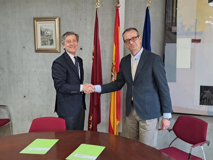 El consejero de Educación, Formación Profesional y Empleo, Víctor Marín, firma un protocolo de actuación con el presidente de Amefmur, José María Tortosa.