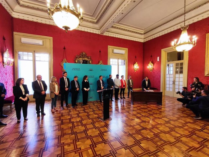 EAPN-Baleares y todos los grupos políticos firman el Acuerdo para hacer efectivo el derecho a la vivienda en el Parlament