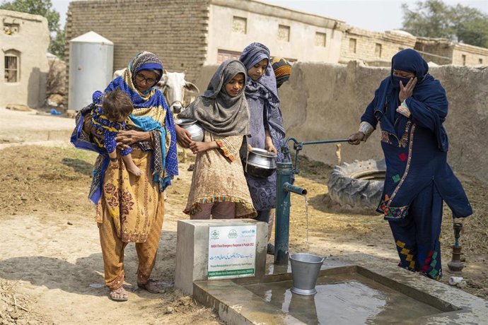 Un grupo de mujeres recoge agua de un surtidor manual en Rajanpur, Pakistán