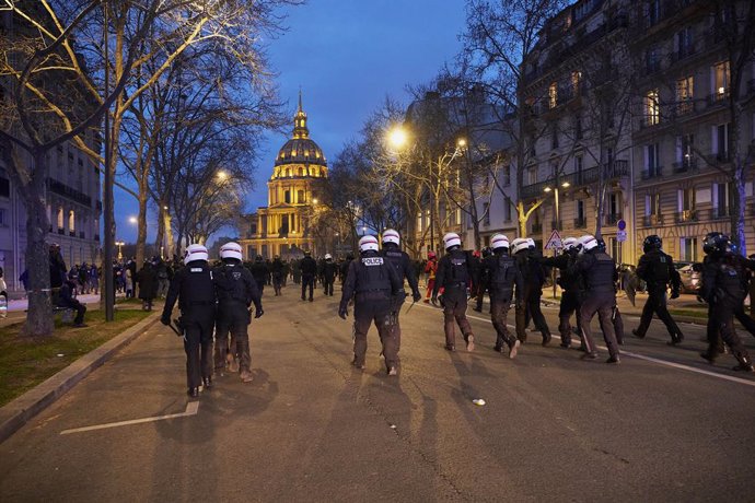 20 March 2023, France, Paris: French riot police take their positions during a protest against the government's proposed pension cuts after a vote of no confidence was rejected. Photo: Remon Haazen/ZUMA Press Wire/dpa