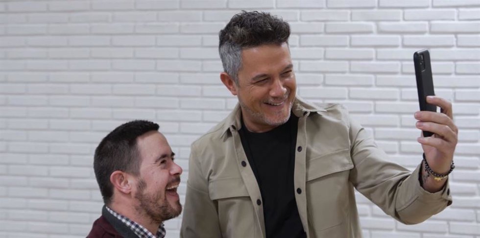 Archivo - Un usuario de Asindown junto a Alejandro Sanz, padrino de la fundación