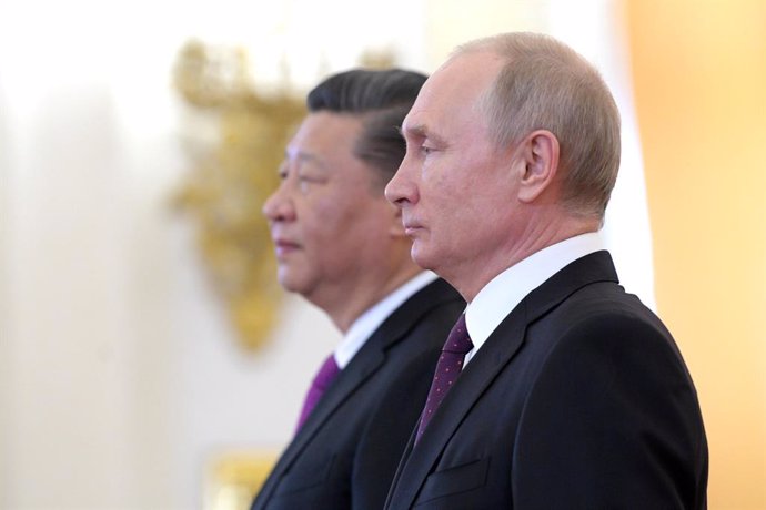 Archivo - FILED - 05 June 2019, Russia, Moscow: Russian President Vladimir Putin meets with Chinese President Xi Jinping at the Kremlin. Putin congratulated Xi Jinping on Sunday on securing an unprecedented third term as leader, and said he looked forwa