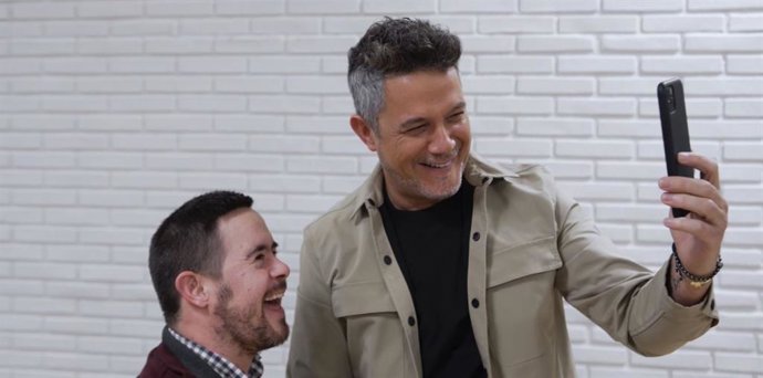 Archivo - Un usuario de Asindown junto a Alejandro Sanz, padrino de la fundación