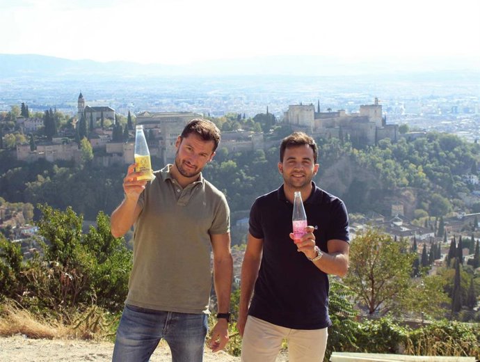 Imagen de los fundadores de Víver Kombucha, Raúl de Frutos y Fernando Martín.