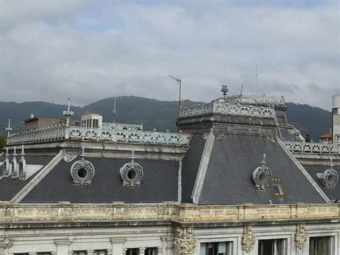 Tejado de la Junta General del Principado de Asturias, realizado en pizarra.