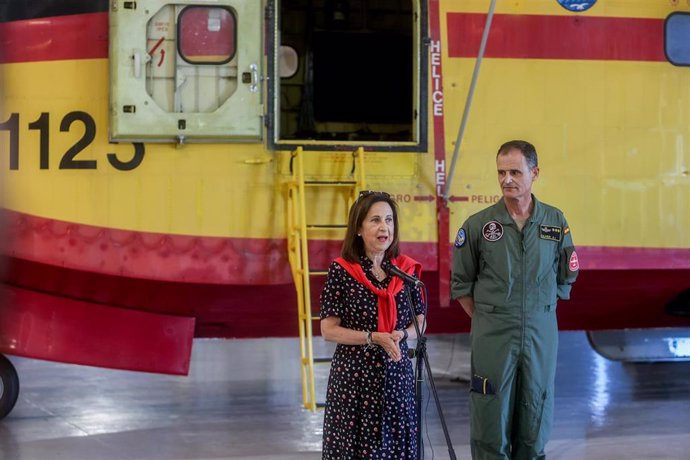 Archivo - La ministra de Defensa, Margarita Robles, interviene durante su visita a la Base Aérea de Torrejón, a 18 de agosto de 2022, en Torrejón de Ardoz, Madrid, (España).