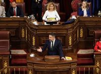 Abascal dice que luchará por una mujer "respetada por leyes" y Sánchez defiende sus "políticas feministas"