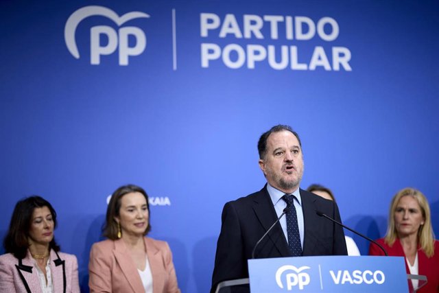 El presidente del Partido Popular del País Vasco, Carlos Iturgaiz, interviene durante la inauguración de la nueva sede de su formación, en calle Licenciado Poza, a 20 de marzo de 2023, en Bilbao