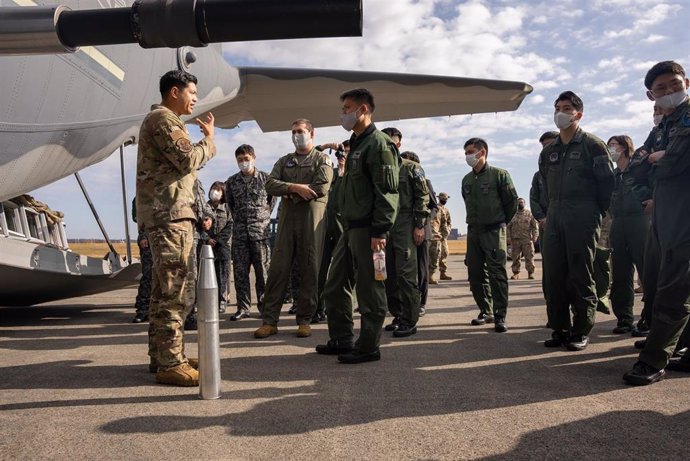 Archivo - El Capitán de la Fuerza Aérea de los EE.UU. Nestor Soriano, describe las capacidades únicas del helicóptero de combate AC-130J Ghostrider a los miembros de la Fuerza de Autodefensa de Japón